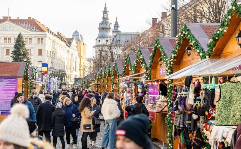 Târgul de Crăciun din Cluj-Napoca 2025. Ce PREȚURI sunt: Cât plătești pentru un vin fiert sau un Kürtős kalács / Programul pentru weekendul 21 - 23 noiembrie