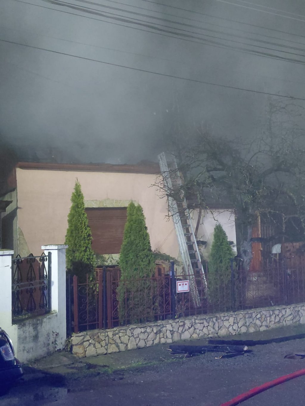 Incendiu puternic la o casă din Huedin. De la ce ar fi pornit focul
