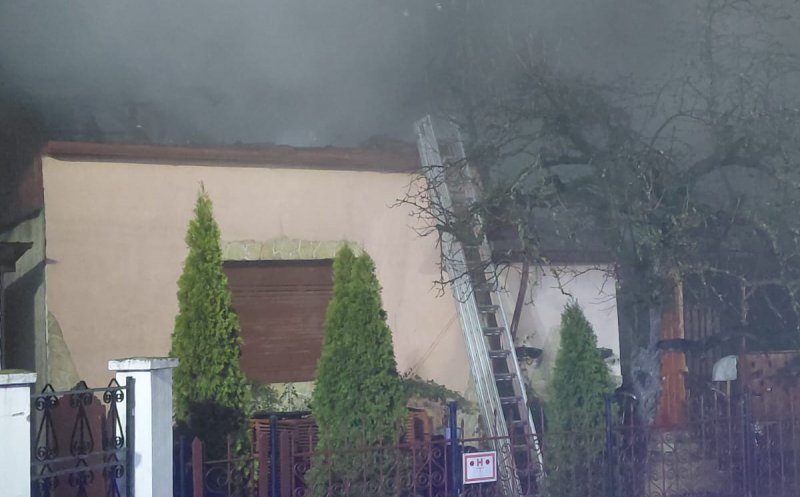 Incendiu puternic la o casă din Huedin. De la ce ar fi pornit focul