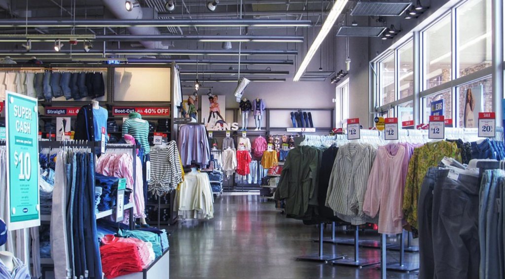 Legea care obligă magazinele să schimbe produsele defecte a fost promulgată. Amenzi uriașe pentru cei care nu o vor respecta