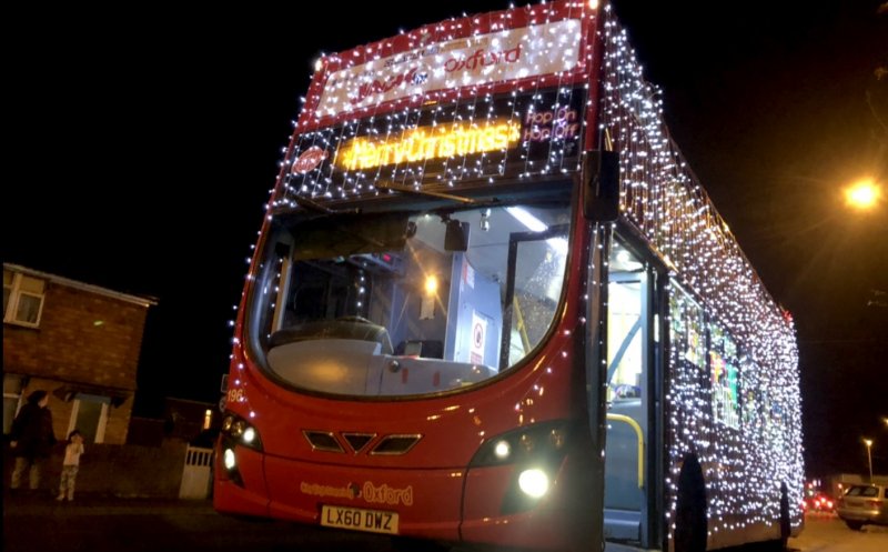 Începe Celălalt Târg de Crăciun din Cluj-Napoca. Bus double-decker împodobit de lumini, din care vizitezi orașul de la 4 m înălțime