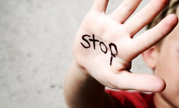 Un clujean și-a lovit fiica minoră în zona feselor, de față cu alții / Bătaia e ruptă din Codul Penal, nu din Rai