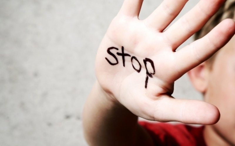 Un clujean și-a lovit fiica minoră în zona feselor, de față cu alții / Bătaia e ruptă din Codul Penal, nu din Rai