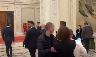 Jurnaliștii care îl așteptau pe premierul Bolojan, bruscați și împinși de ofițerul de presă al Guvernului