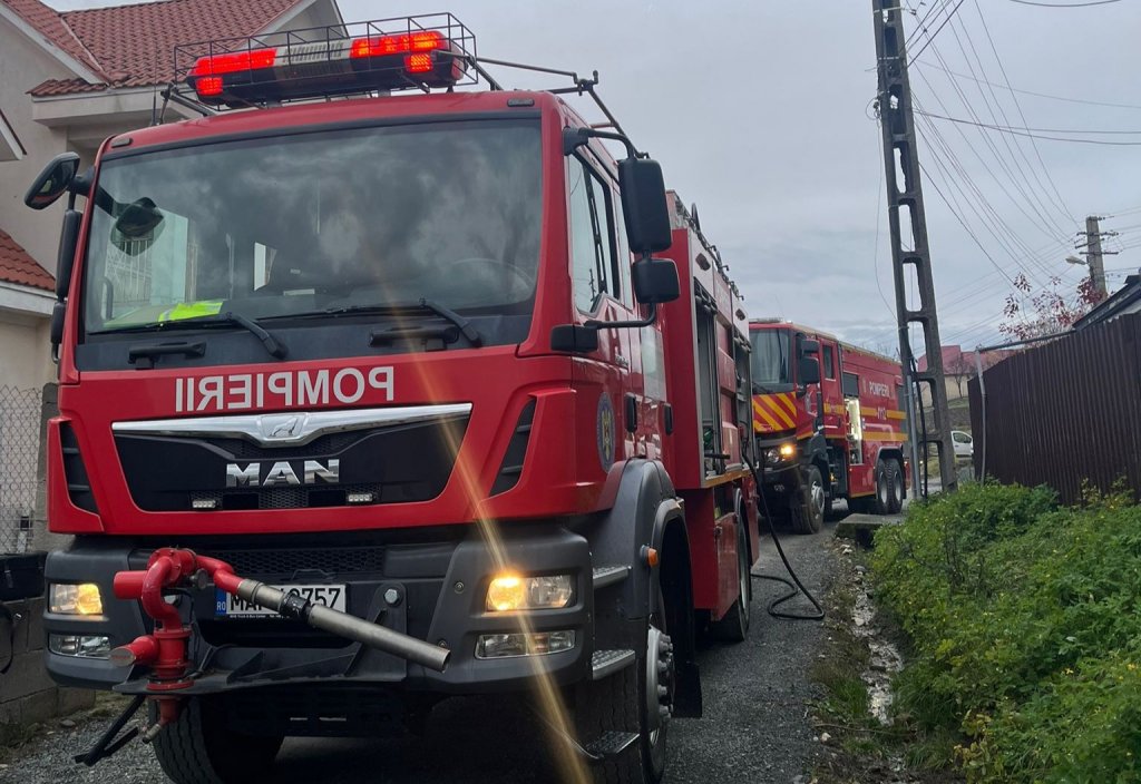 Incendiu în Cluj: bucătărie mistuită de flăcări. Două echipaje de pompieri au intervenit