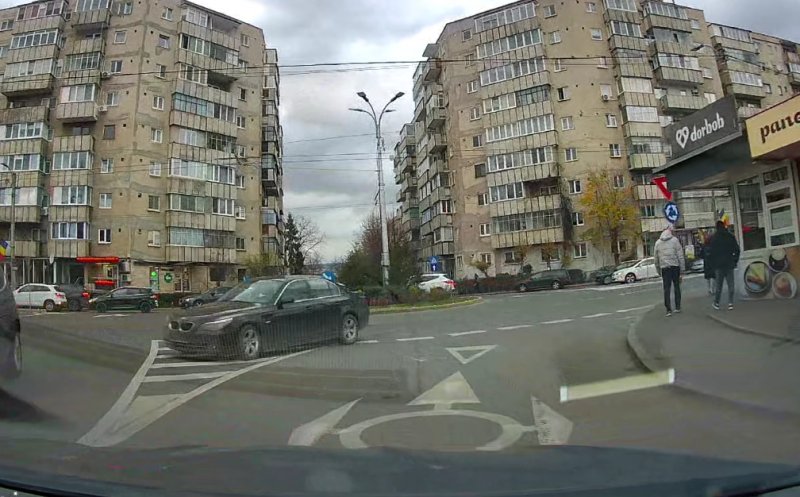 Tupeu maxim în Mănăștur! Un șofer de BMW a traversat pe interzis, fără numere de înmatriculare, imediat după ce a trecut Poliția