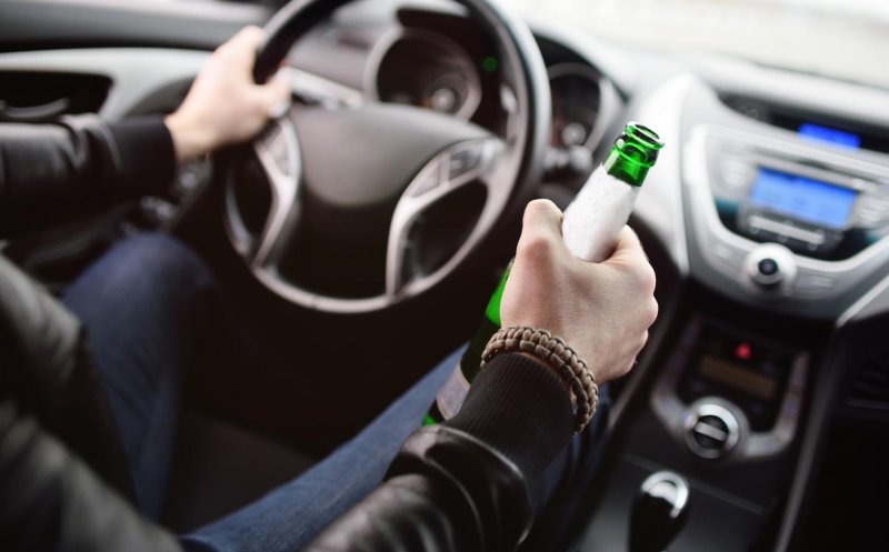 Un tânăr din Cluj, beat criță și fără permis, s-a oprit cu mașina direct într-un șanț