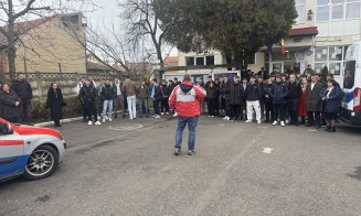 CARS în curtea școlii! Elevii de la Transporturi au simulat accidente, răsturnări și derapaje pentru a învăța să fie responsabili la volan