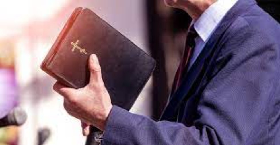 Descoperire șocantă: Pastor penticostal de 72 de ani, cercetat pentru agresiuni sexuale asupra unei adolescente care îl vedea ca pe un tată