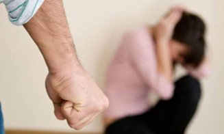 Femeie bătută de concubin la Cluj, copilul de 8 ani găsit cu leziuni. Poliția anchetează ambii părinți