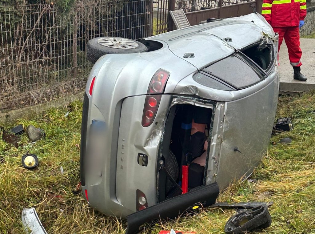 Accident în Cluj: Mașină răsturnată pe un drum din județ. A intervenit SMURD-ul