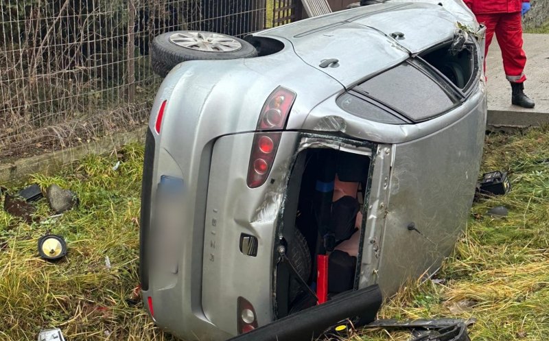Accident în Cluj: Mașină răsturnată pe un drum din județ. A intervenit SMURD-ul