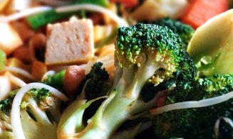 Explozie de arome. Rețeta de post pe care trebuie să o încerci: Tofu crocant cu sos de arahide și legume la wok