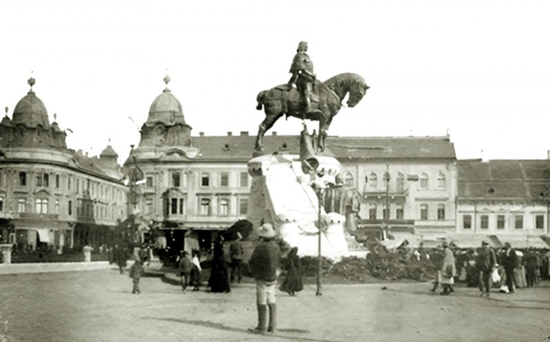 Moment unic imortalizat: Inaugurarea sculpturii Matei Corvin din Cluj-Napoca, surprinsă într-o fotografie de epocă