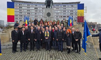 Au început manifestările de 1 Decembrie la Cluj. Festivitate de depunere de coroane în Piața Mihai Viteazul