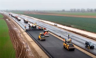 IMAGINI noi de pe Autostrada Transilvania! A început asfaltarea pe lotul din A3 care face legătura cu Ungaria