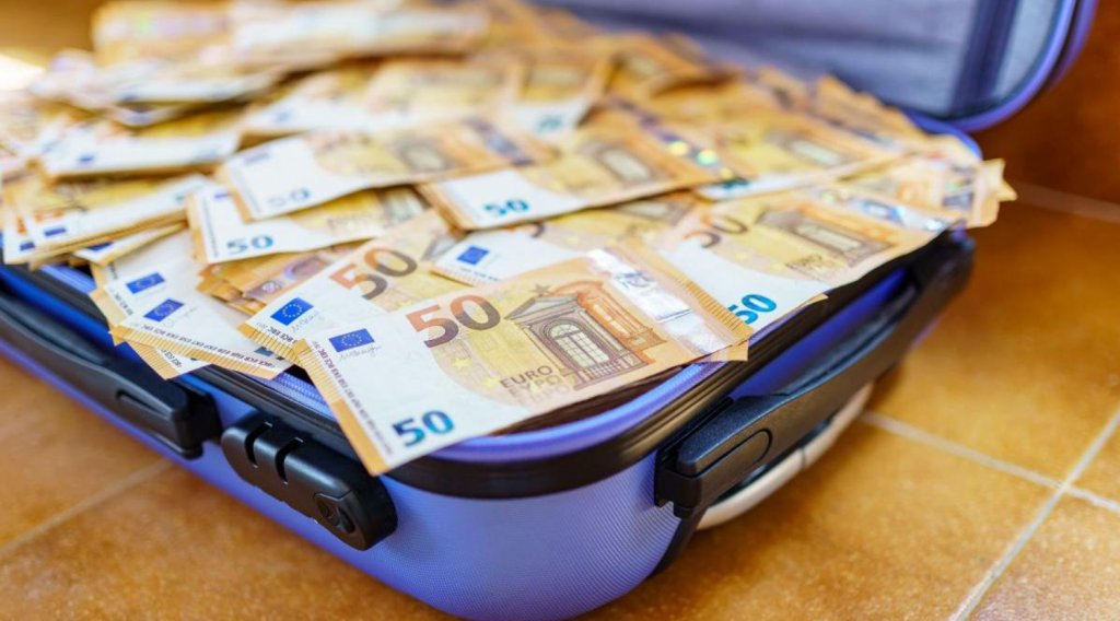 Un fost senator PSD trimis în judecată pentru cumpărare de influență: un milion de euro promiși unui ministru