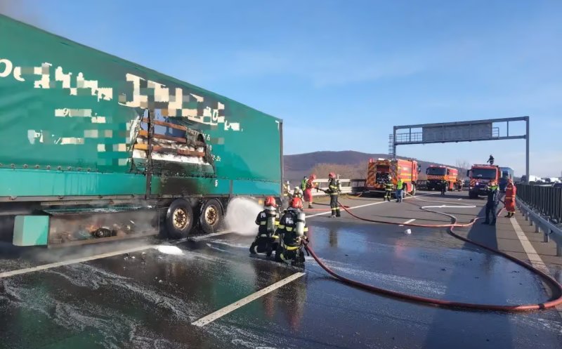 Incendiu la remorca unui camion pe Autostrada Sebeș-Turda. Pompierii au intervenit în forță