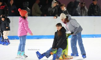 Atmosferă de sărbătoare pe gheață la Târgul de Crăciun din Turda. Patinoarul te așteaptă – Vezi programul