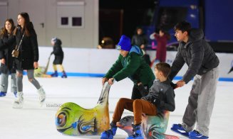 Atmosferă de sărbătoare pe gheață la Târgul de Crăciun din Turda. Patinoarul te așteaptă – Vezi programul