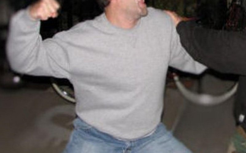 Polițiști și jandarmi, amenințați cu bătaia de un individ extrem de violent în Cluj. Ce s-a întâmplat după