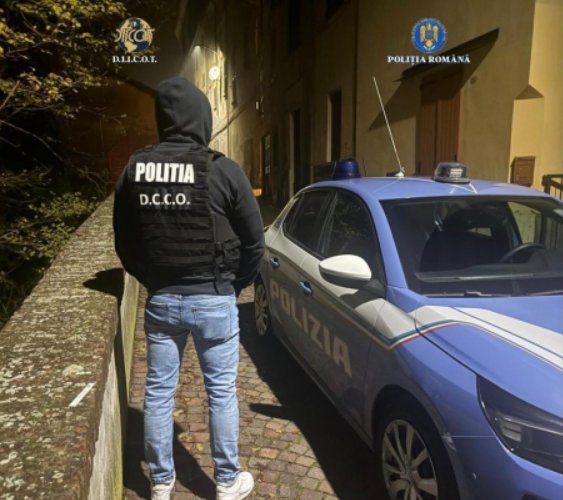 Droguri, bani și arme descoperite la Cluj: 9 persoane reținute într-o rețea complexă, printre care și un avocat