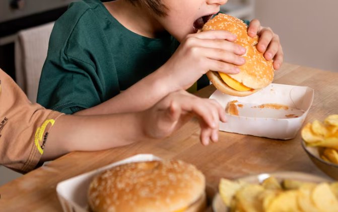 UNICEF: Copiii sunt hrăniți cu „junk food” de la vârste tot mai mici. Tulburările de creștere, obezitatea, depresia și hiperactivitatea, printre consecințe