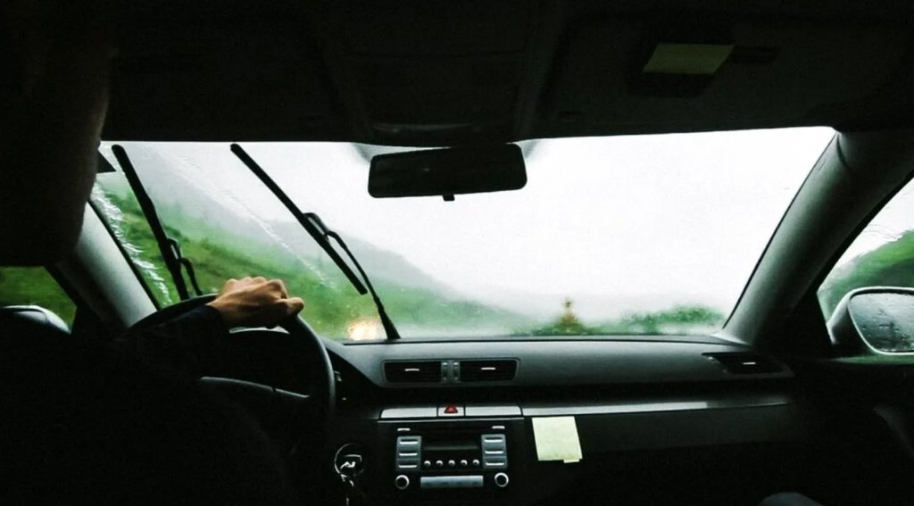 Cum să scapi de scârțâitul ștergătoarelor de parbriz: trucuri utile oferite de experți