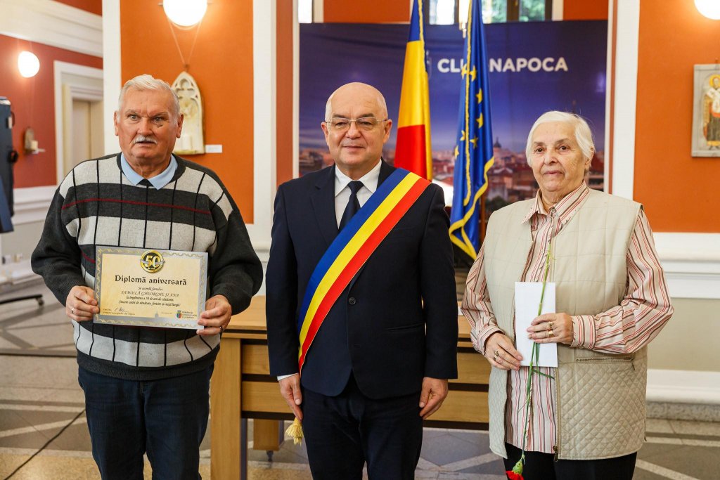 Zeci de cupluri care au sărbătorit "nunta de aur", premiate de primarul Emil Boc