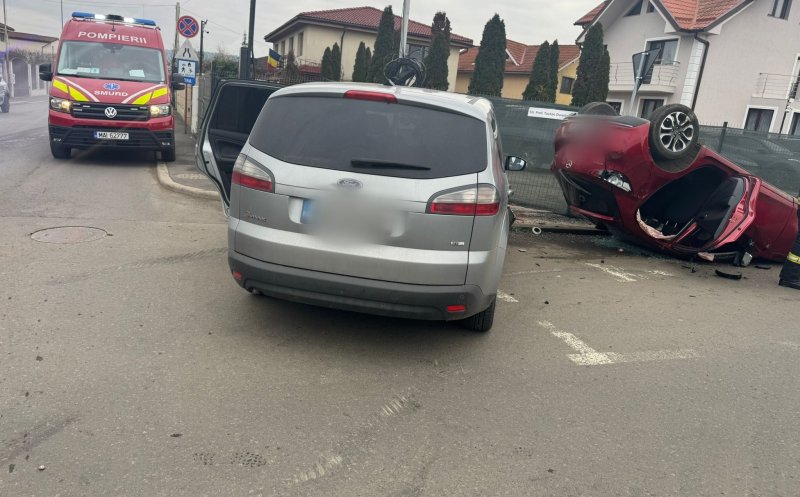 ACCIDENT în Florești. Una dintre mașini a ajuns cu roțile-s sus/ O femeie, transportată de urgență la spital