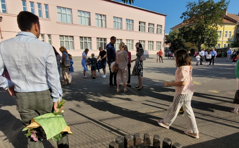 Zi liberă pentru părinți în prima zi de școală! Propunerea legislativă, adoptată tacit de Senat