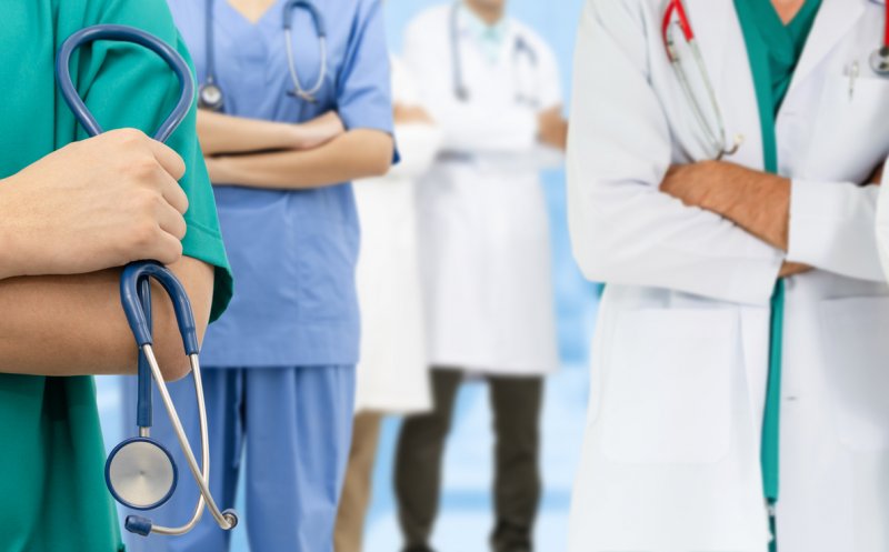 Medicii români din străinătate se vor putea transfera direct pe posturile vacante din țară: "Deschidem uşile pentru cei care vor să revină acasă"