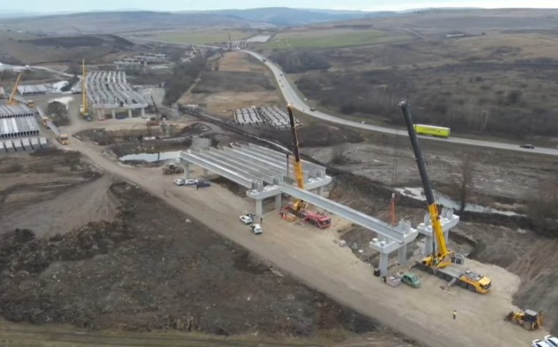 Autostrada Transilvania: Se montează grinzile la viaductul de 2 km de la Topa Mică. Mobilizare impresionantă pe șantier