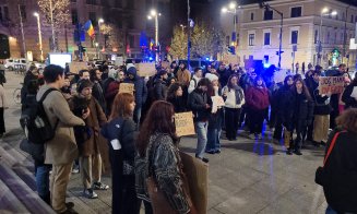 Studenții clujeni, din nou în stradă. Marș și miting de protest în centrul Clujului și la Prefectură: „Bursele înapoi, jos austeritatea!”