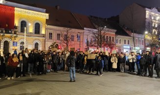 Studenții clujeni, din nou în stradă. Marș și miting de protest în centrul Clujului și la Prefectură: „Bursele înapoi, jos austeritatea!”