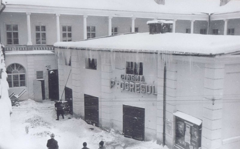 Curtea interioară a Palatului Bánffy cu Cinematograful Progresul