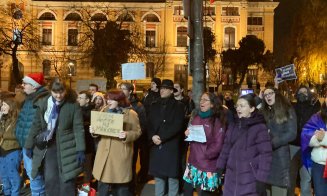 A treia noapte de proteste la Cluj-Napoca: peste 1.000 de oameni cer demisia Liei Savonea, demiterea lui Cătălin Predoiu. Duminică va fi marș pentru j