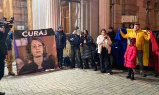 A treia noapte de proteste la Cluj-Napoca: peste 1.000 de oameni cer demisia Liei Savonea, demiterea lui Cătălin Predoiu. Duminică va fi marș pentru j