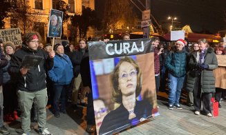 A treia noapte de proteste la Cluj-Napoca: peste 1.000 de oameni cer demisia Liei Savonea, demiterea lui Cătălin Predoiu. Duminică va fi marș pentru j