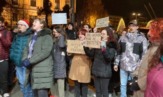 A treia noapte de proteste la Cluj-Napoca: peste 1.000 de oameni cer demisia Liei Savonea, demiterea lui Cătălin Predoiu. Duminică va fi marș pentru j