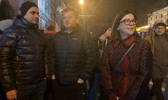 A treia noapte de proteste la Cluj: peste 1.000 de oameni cer demisia Liei Savonea și demiterea lui Cătălin Predoiu / Fosta judecătoare Andreea Chiș,