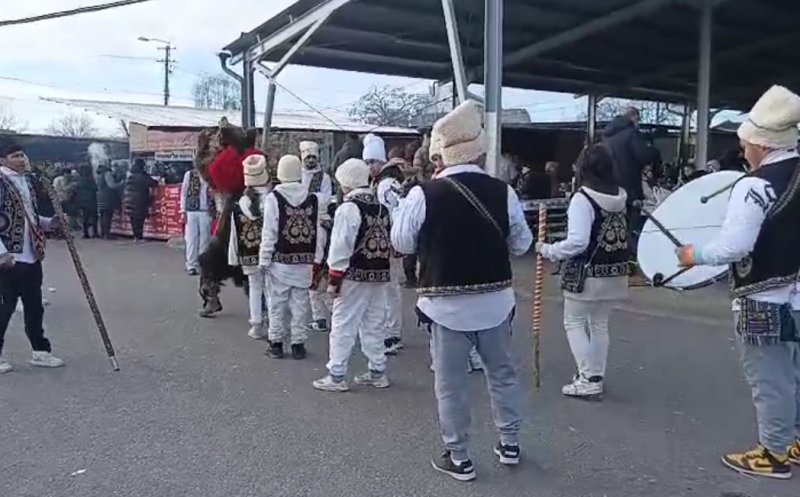 A început febra cumpărăturilor de sărbători: Oserul din Cluj, plin ochi/ Bonus pentru mușterii - îi colindă ursul