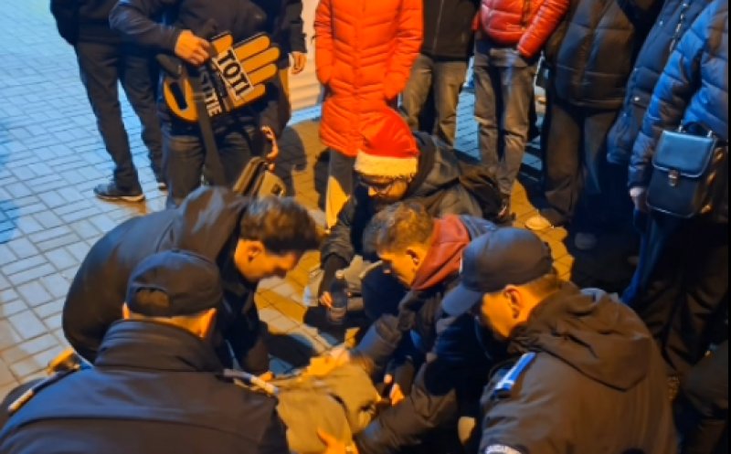 Jandarmii au chemat ambulanța la protestul de la Cluj pentru independența justiției. Unei femei din mulțime i s-a făcut rău