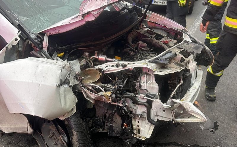 Impact violent pe un drum din Cluj. O mașină s-a făcut praf/ Descarcerarea și SMURD, trimise la fața locului