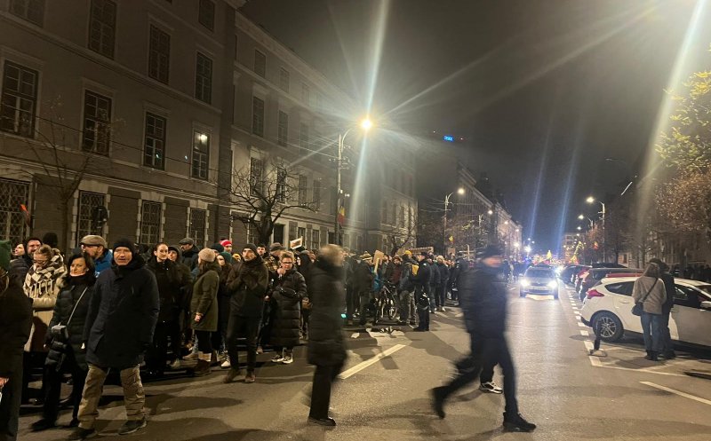 A 5-a seară de proteste la Cluj! Mii de persoane la marșul pentru libertatea justiției: „Independență, nu obediență!”/ „Savonea, demisia!”