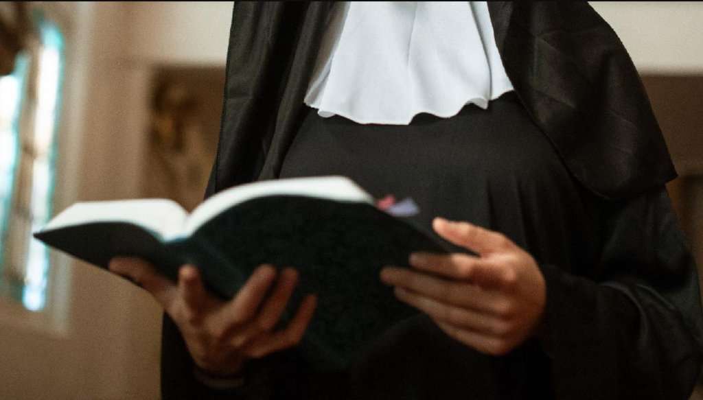 Cerșetor deghizat în călugăriță, surprins într-un tren pe ruta Iași–Cluj: „Dumnezeu vede și iartă. Nu e bine să judeci"