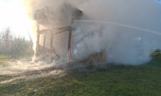 Cabană mistuită de flăcări în Cluj. Pompierii au intervenit de urgență