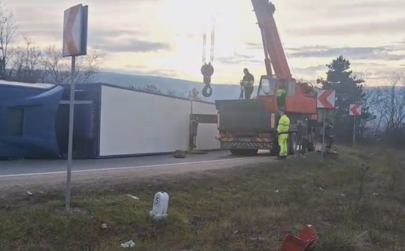 Pompierii clujeni acționează de ore întregi să repună pe roți TIR-ul care s-a răsturnat cu sute de porci