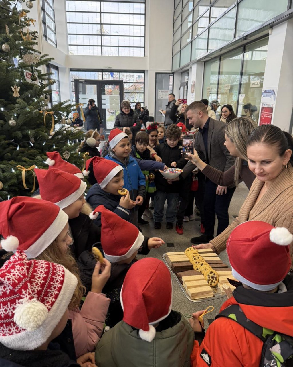 Primăria Florești, colindată în prag de Crăciun. Pivariu: „Floreștiul trăiește sărbătorile prin bucuria de a fi împreună”