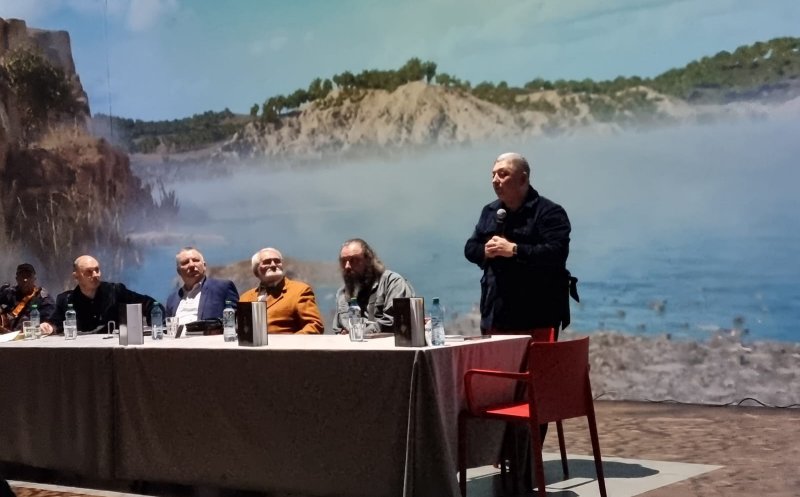 Alin Tișe și-a lansat într-un mod spectaculos noua carte: „Putem face și altceva, nu doar politică”